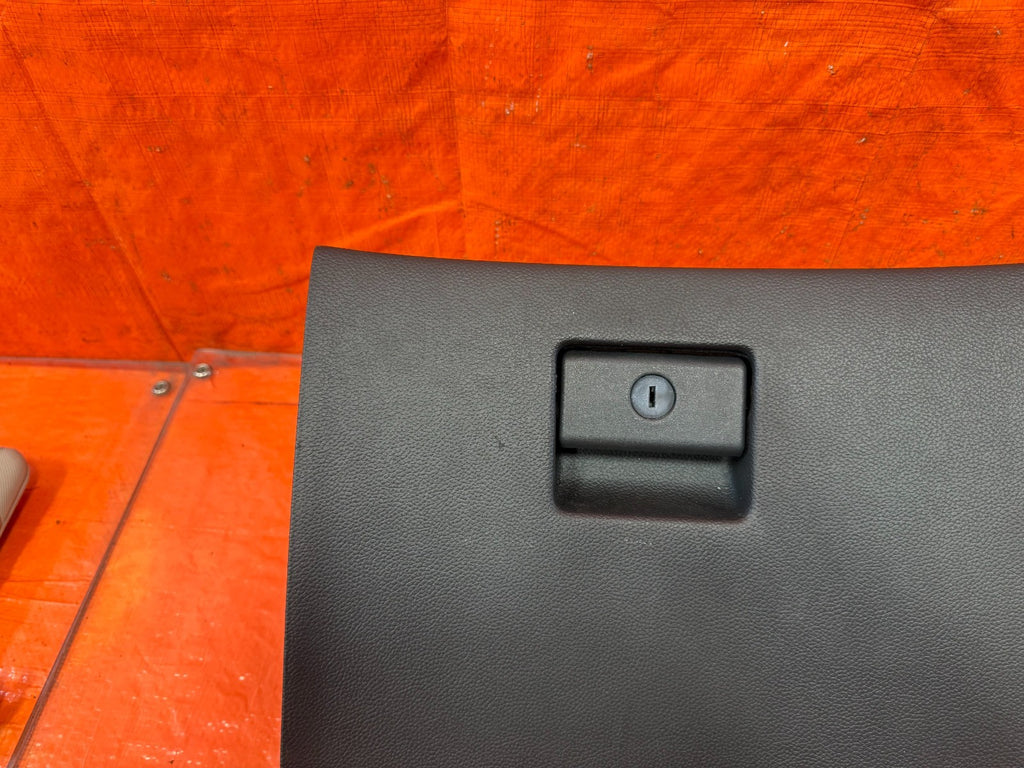 08 13 INFINITI G37 COUPE 2D   GLOVE BOX ASSEMBLY   BLACK COLOR   OEM 3285