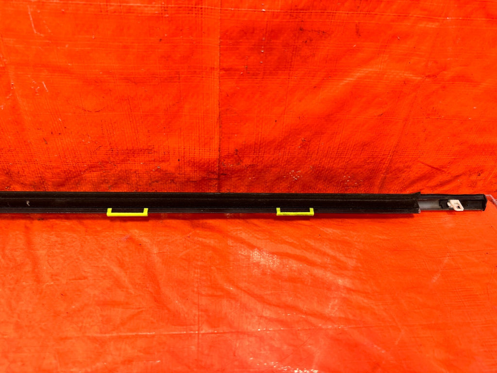 96 00 HONDA CIVIC SEDAN 4D PASSENGER RIGHT REAR GLASS TRIM DRIP RETAINER OEM 2978