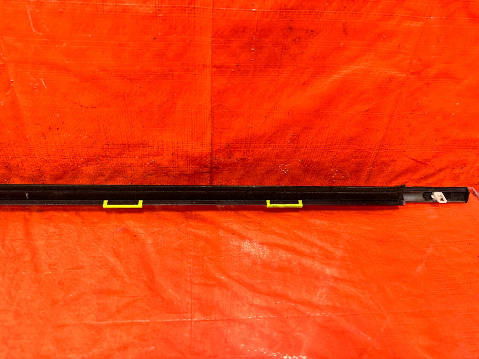 96 00 HONDA CIVIC SEDAN 4D PASSENGER RIGHT REAR GLASS TRIM DRIP RETAINER OEM 2978