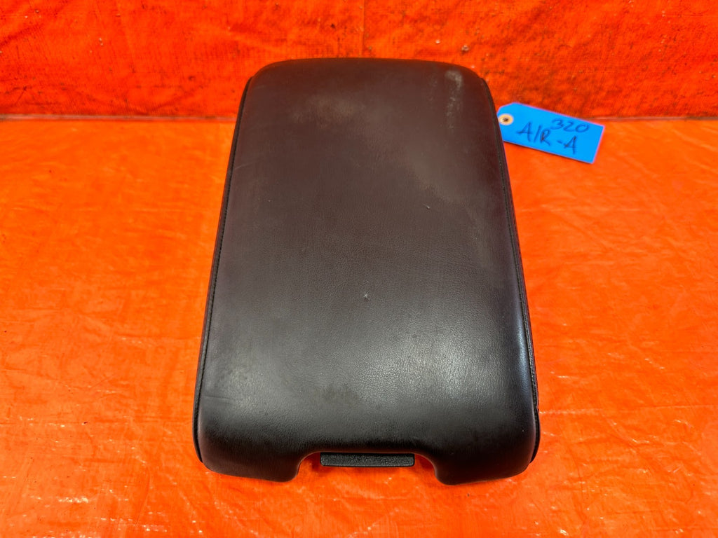 08 13 INFINITI G37 COUPE   ARM REST CENTER CONSOLE BLACK LEATHER TOP PORTION OEM5
