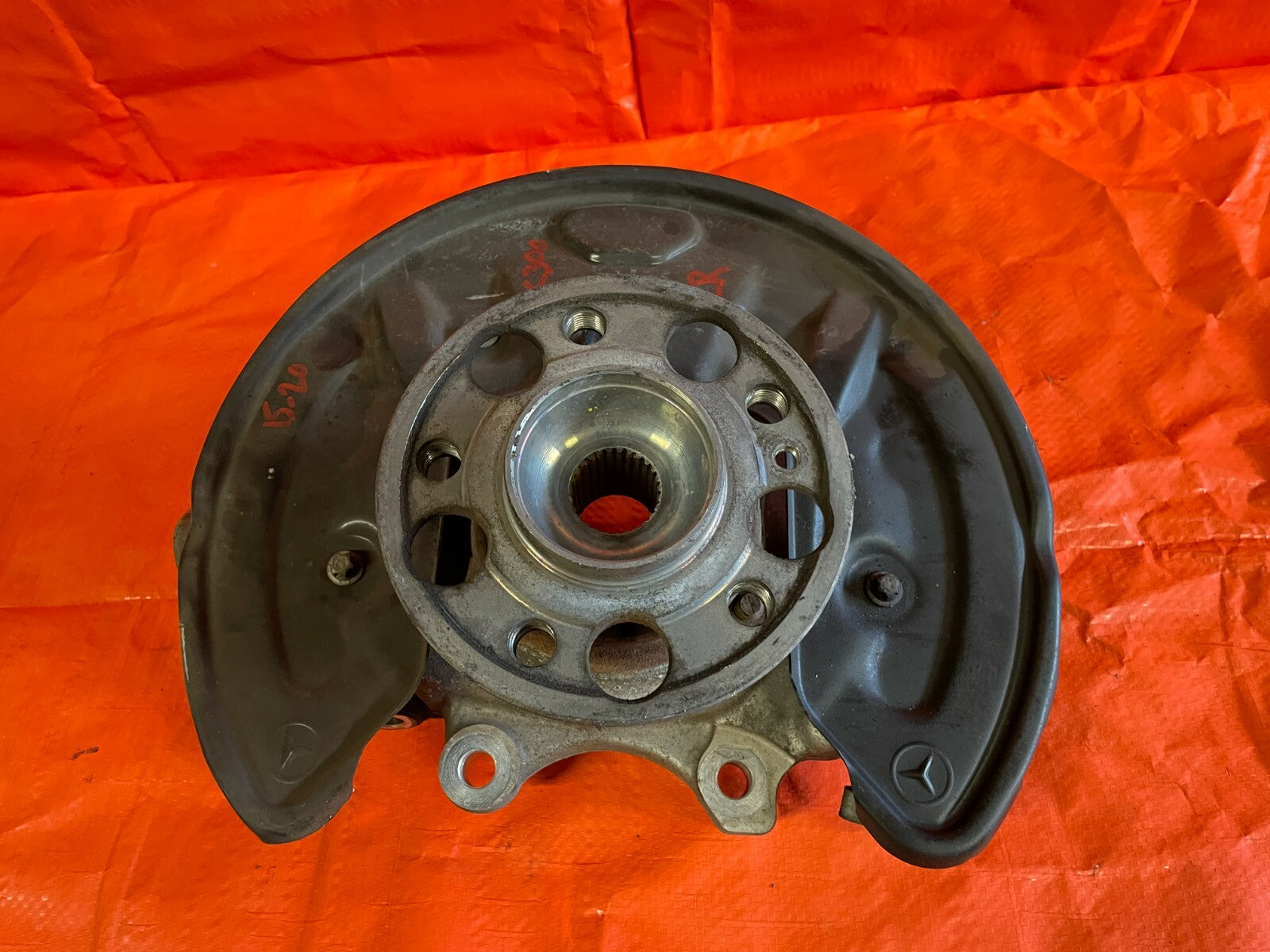 15 20 MERCEDES BENZ C300 W205 4MATIC   DRIVER LEFT REAR SPINDLE KNUCKLE HUB OEM2