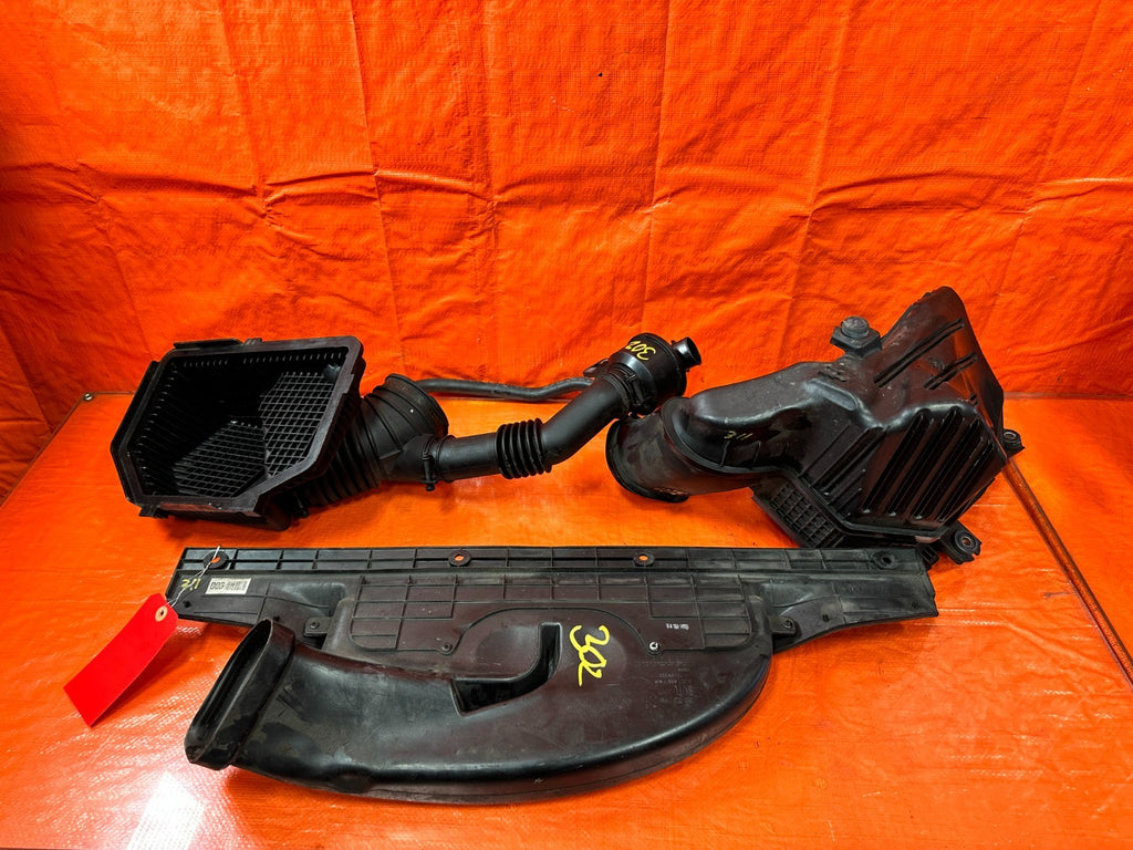 13 16 HYUNDAI GENESIS COUPE 3.8L FACTORY INTAKE W ARM AIR BOX RESONATOR OEM 3029
