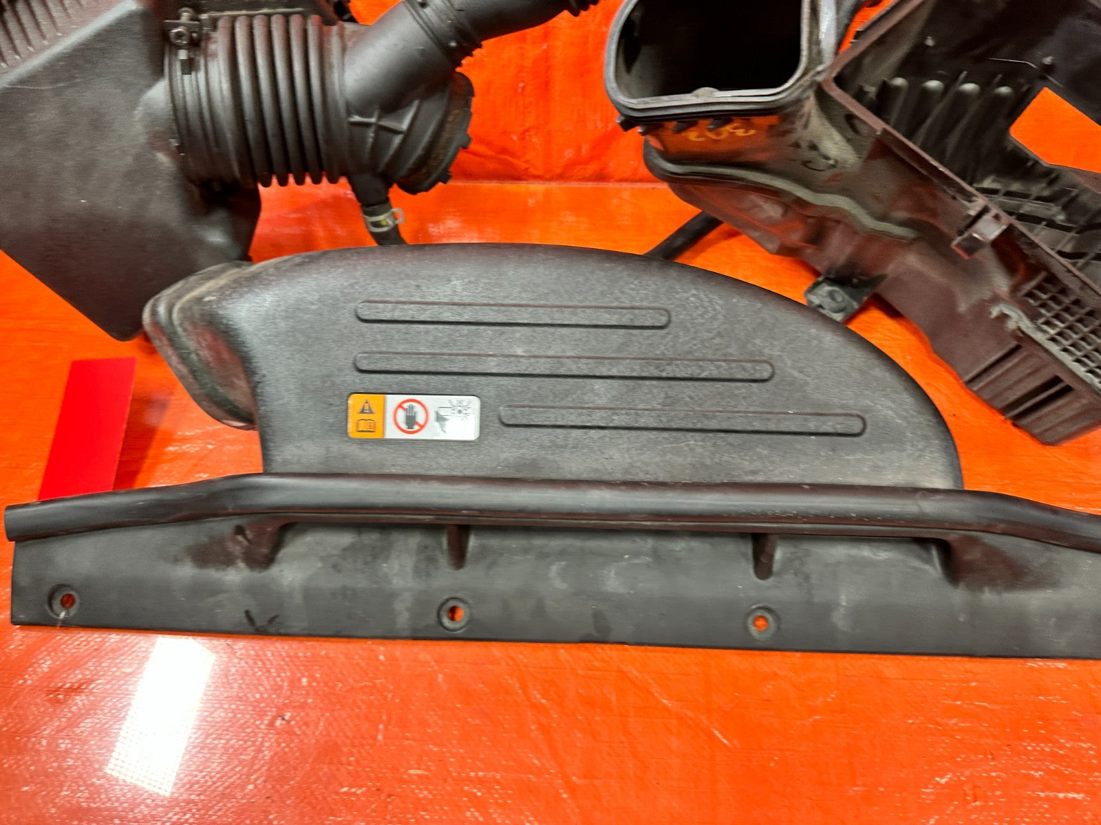13 16 HYUNDAI GENESIS COUPE 3.8L FACTORY INTAKE W ARM AIR BOX RESONATOR OEM 3025