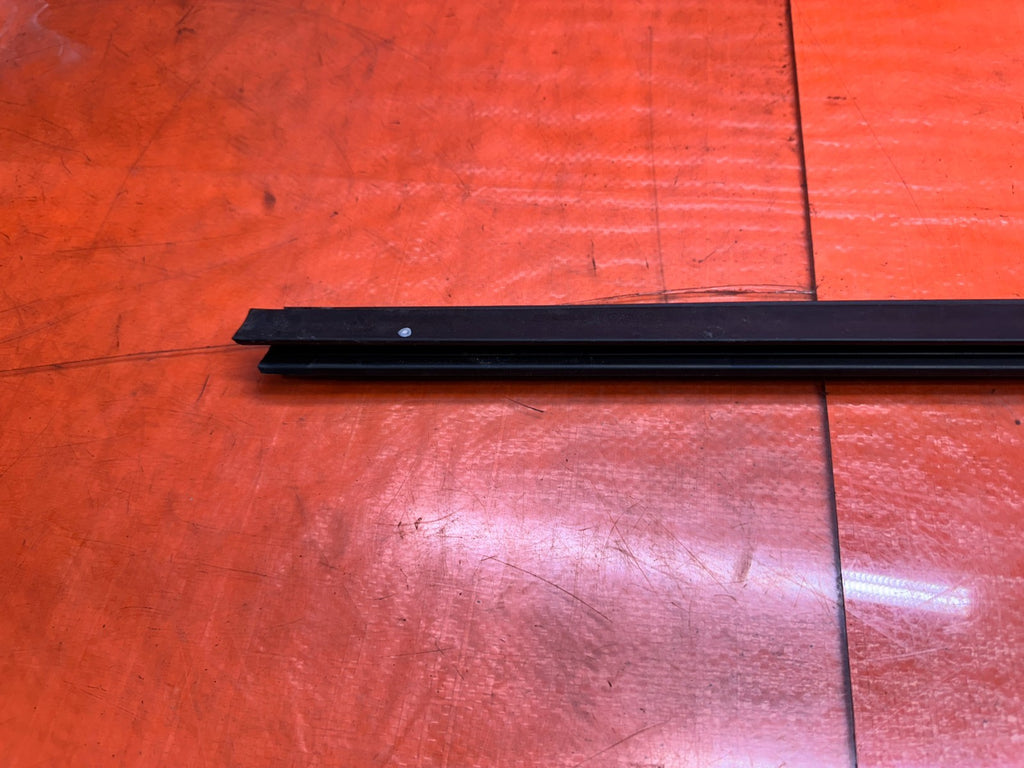 2016-2020 INFINITI Q60 COUPE PASSENGER RIGHT DOOR GLASS TRIM MOLD OEM #20Q607