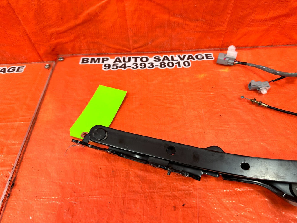 02 10 LEXUS SC430   LEFT CONVERTIBLE ROOF PANEL SUB LINK W/ MOTOR   OEM #26115