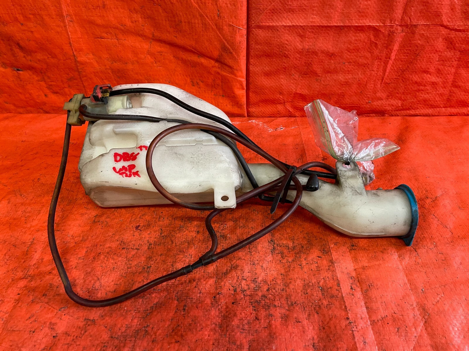 96 01 ACURA INTEGRA SEDAN   WINDSHIELD WIPER RESERVOIR TANK W/ LINES & MOTOR OEM0