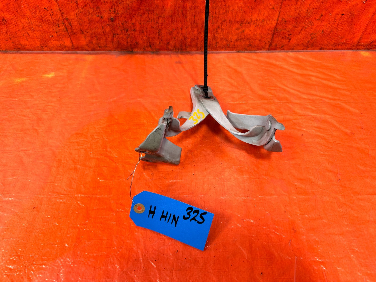 13 16 HYUNDAI GENESIS COUPE   LEFT & RIGHT HOOD HINGES   OEM 3260