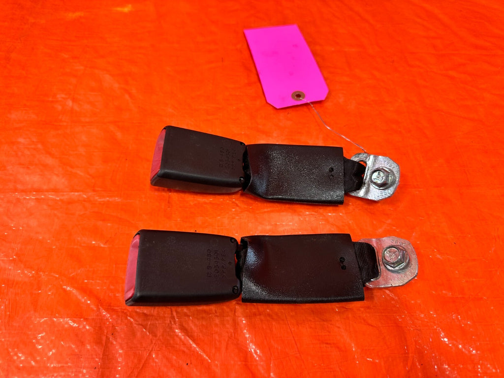 09 15 INFINITI G37 CONVERTIBLE   LEFT AND RIGHT REAR SEAT BELT CLIPS BUCKLES OEM5