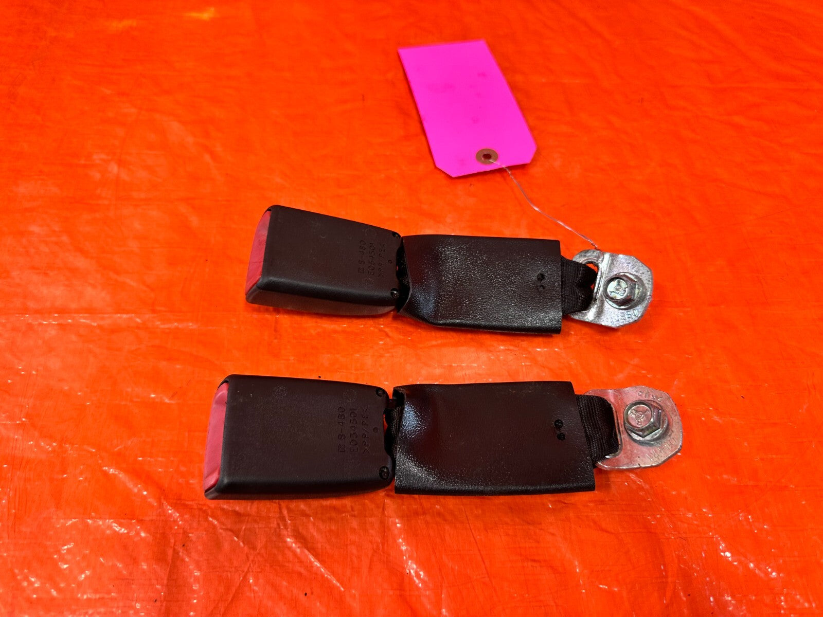 09 15 INFINITI G37 CONVERTIBLE   LEFT AND RIGHT REAR SEAT BELT CLIPS BUCKLES OEM5
