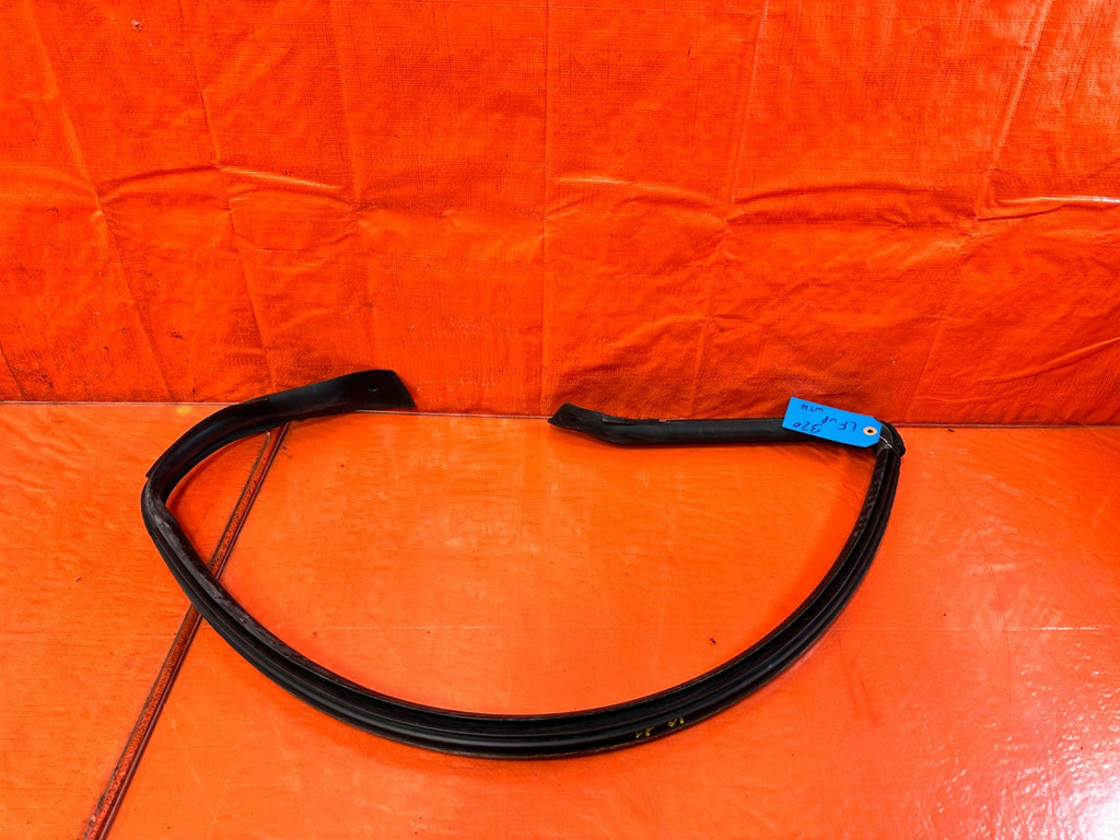08 15 INFINITI G37 & Q60 COUPE   DRIVER LEFT   UPPER WEATHER STRIP RUBBER OEM10