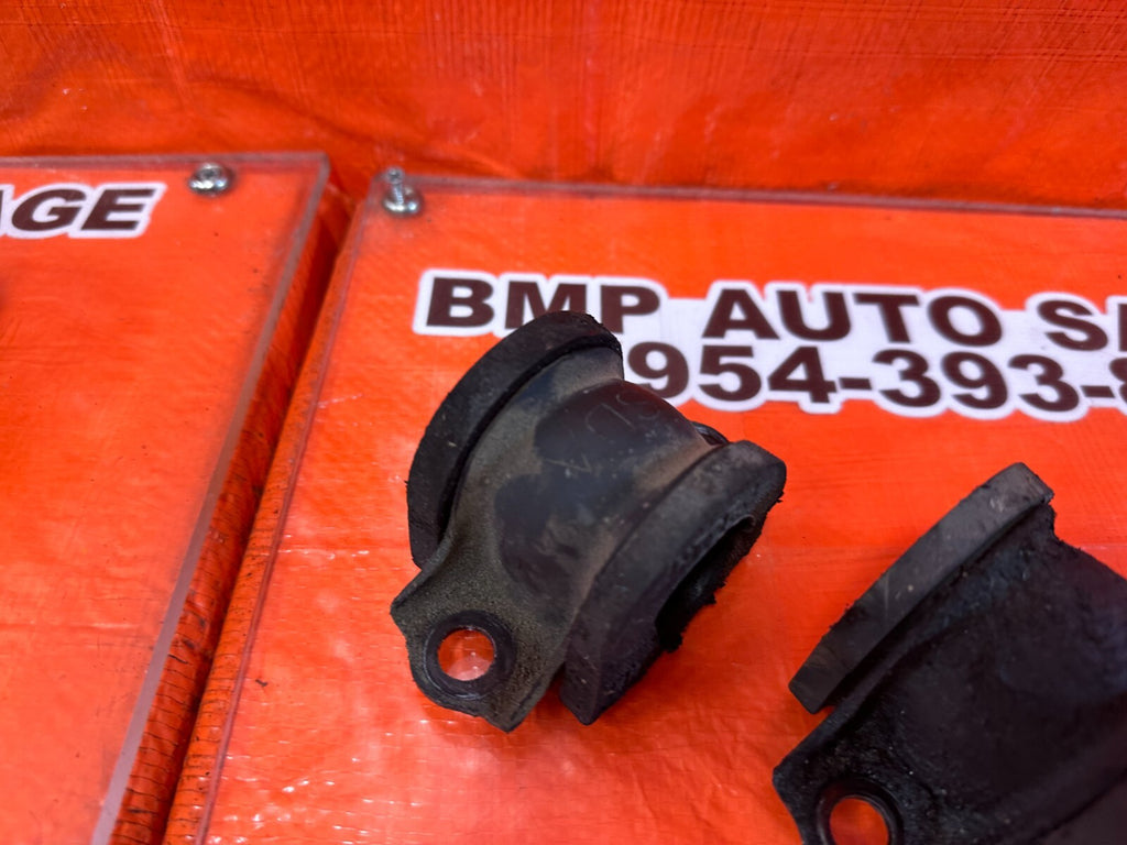 04 08 ACURA TSX   FRONT SWAY STABILIZER BAR BUSHINGS AND BRACKETS   OEM #2558