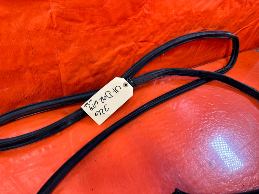 90 91 HONDA CIVIC HATCHBACK   DRIVER LEFT FRONT   DOOR WEATHER STRIP   OEM 3277