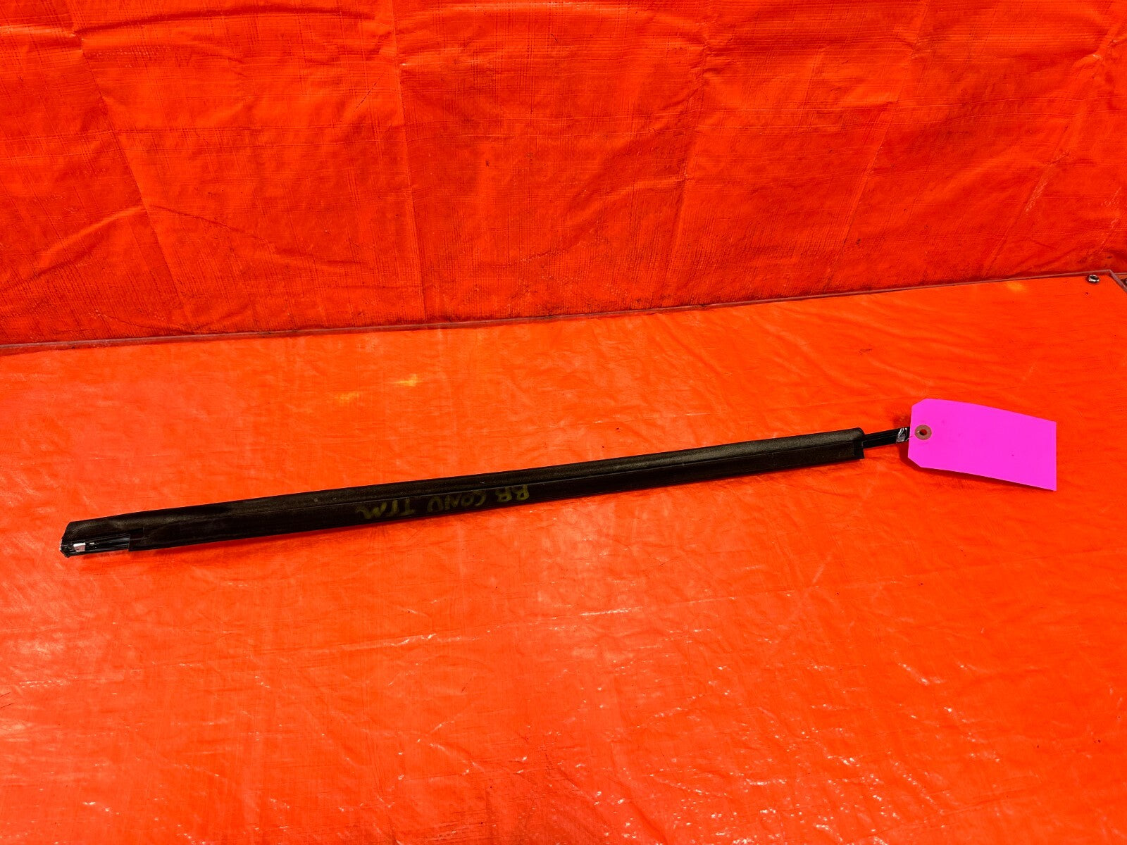 09 15 INFINITI G37 CONVERTIBLE   RIGHT REAR CONVERTIBLE DRIP RETAINER   OEM #2786