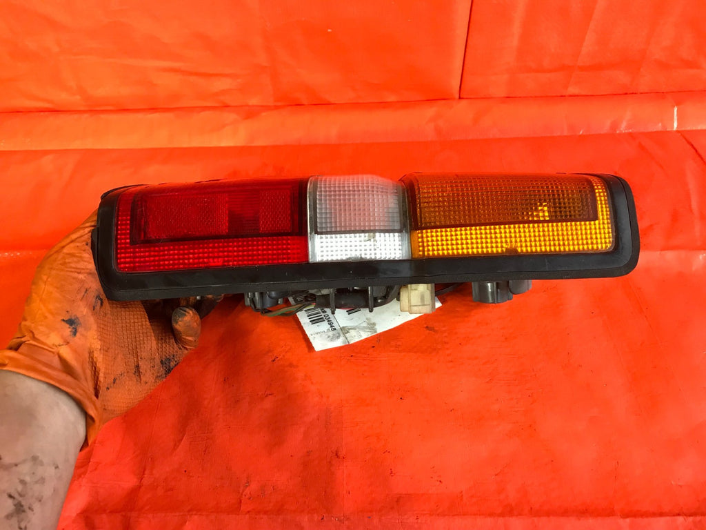 OEM 1991 91 NISSAN PATHFINDER PASSENGER RIGHT TAIL LIGHT LAMP R RH4