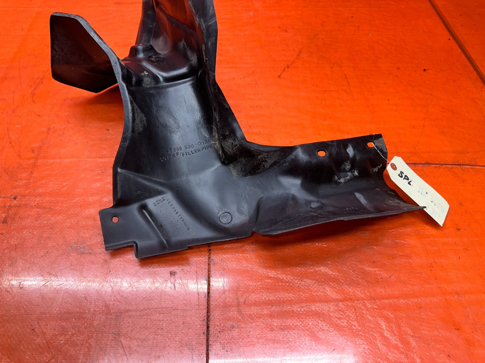 97 01 HONDA PRELUDE 2.2L FUEL GAS FILLER NECK PLASTIC SHIELD COVER GUARD OEM 3365