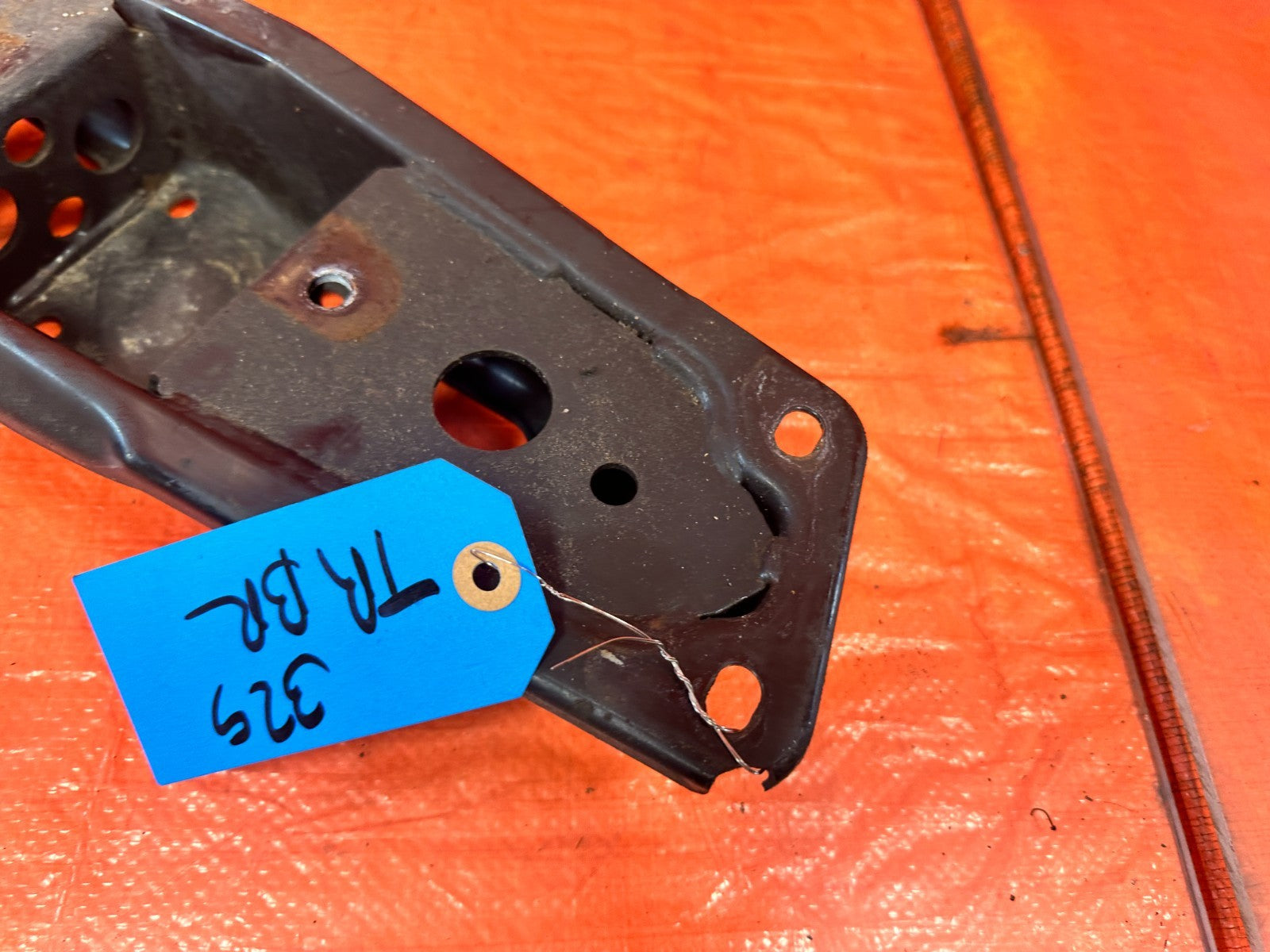 08 15 INFINITI G37 Q60 A/T LOWER TRANSMISSION MOUNT CROSSMEMBER BRACKET #3291