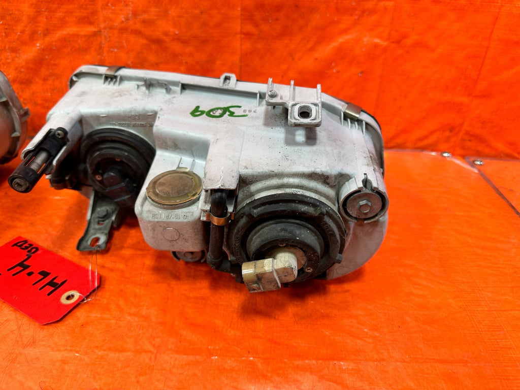 94 97 ACURA INTEGRA HEADLIGHTS HEADLAMPS   LEFT AND RIGHT HEADLIGHT SET OEM 30911