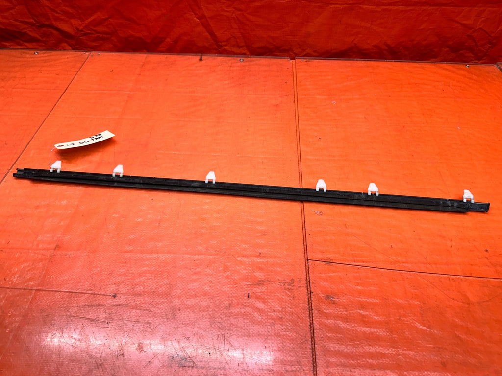 97 01 HONDA PRELUDE 2.2L DRIVER LEFT FRONT DOOR WINDOW GLASS TRIM MOLDING OEM #38