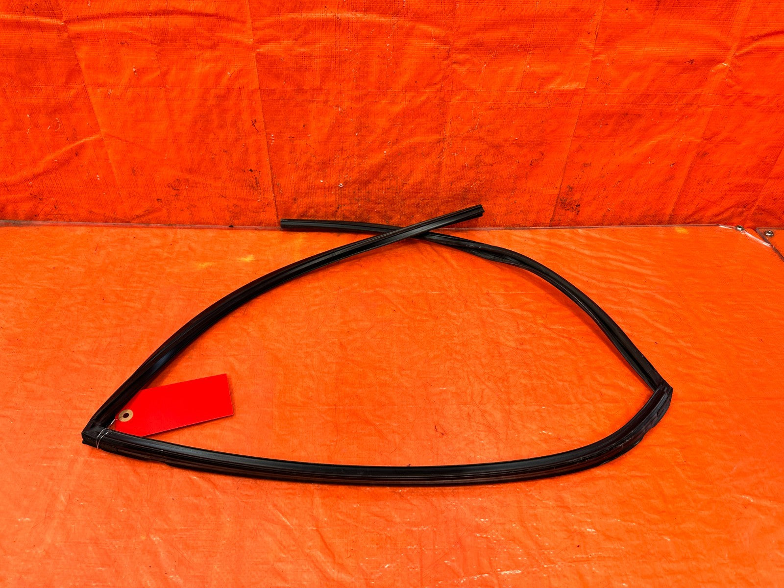 03 05 LANCER EVOLUTION EVO VIII IX 8 9   LEFT REAR WINDOW GLASS RUN CHANNEL1