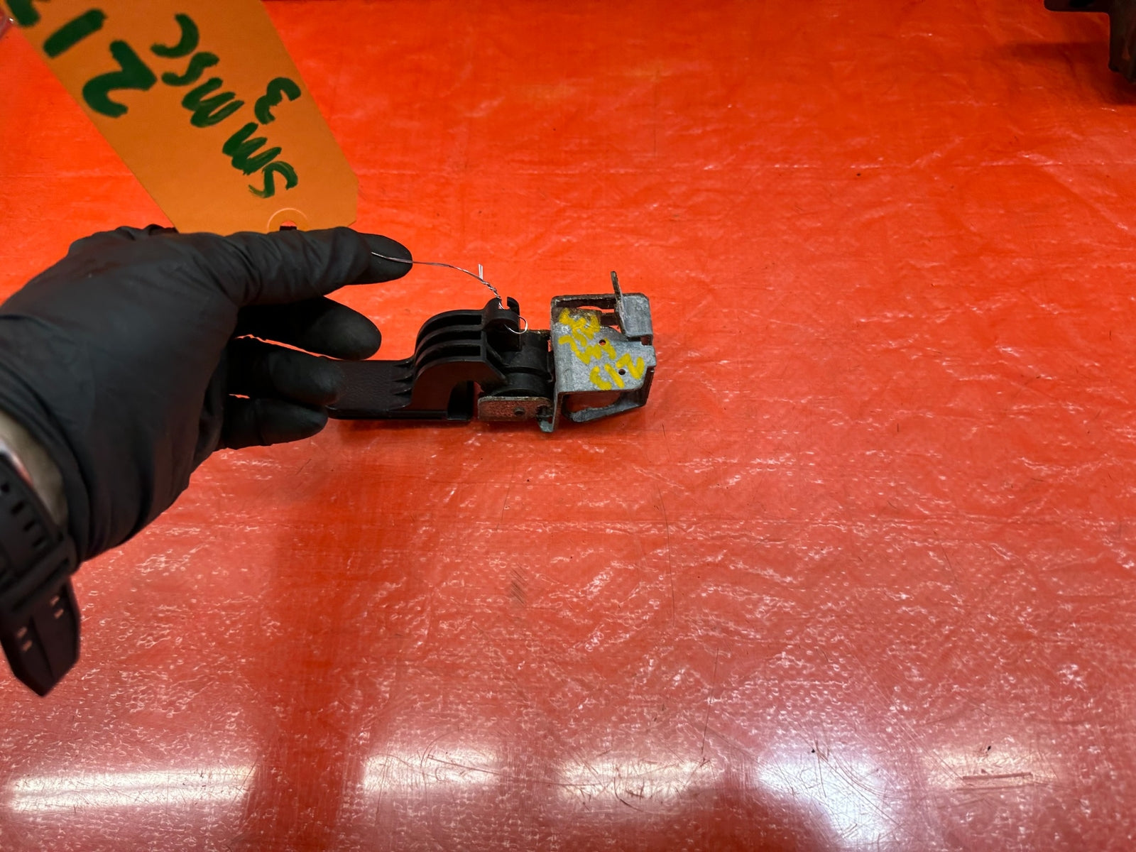 02 05 HONDA CIVIC SI EP3 HATCHBACK   GASOLINE GAS FUEL RELEASE LEVER   OEM #2197