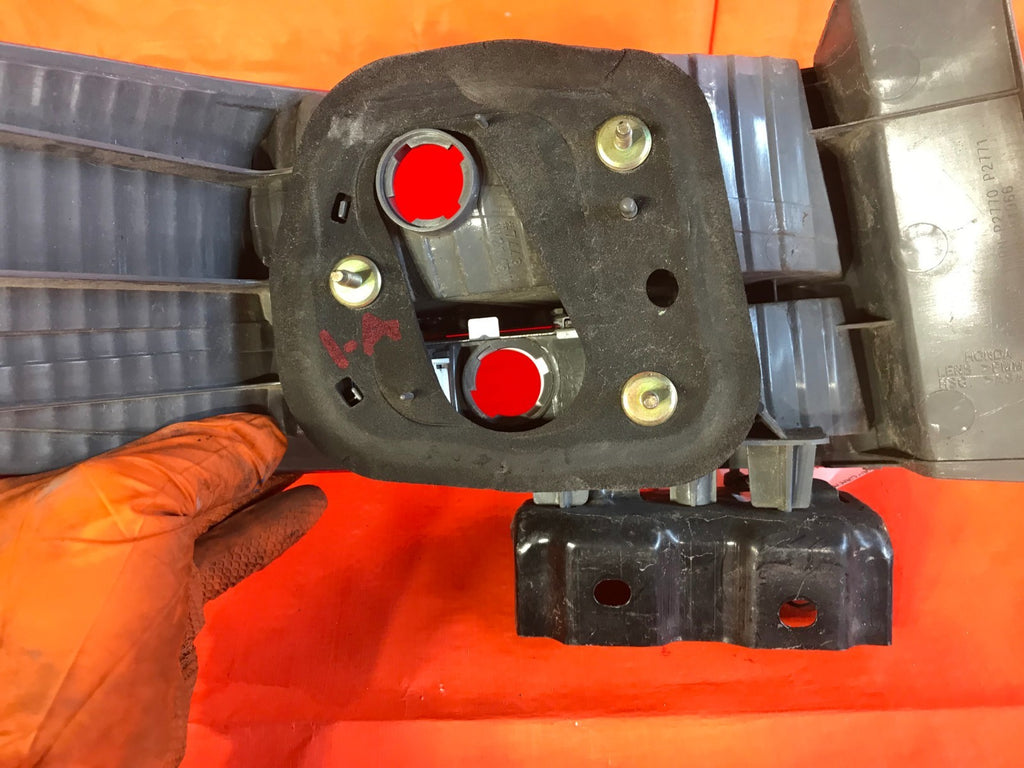 OEM 2004 04 HONDA ACCORD SEDAN PASSENGER RIGHT OUTER TAIL LIGHT LAMP   ALL RED8