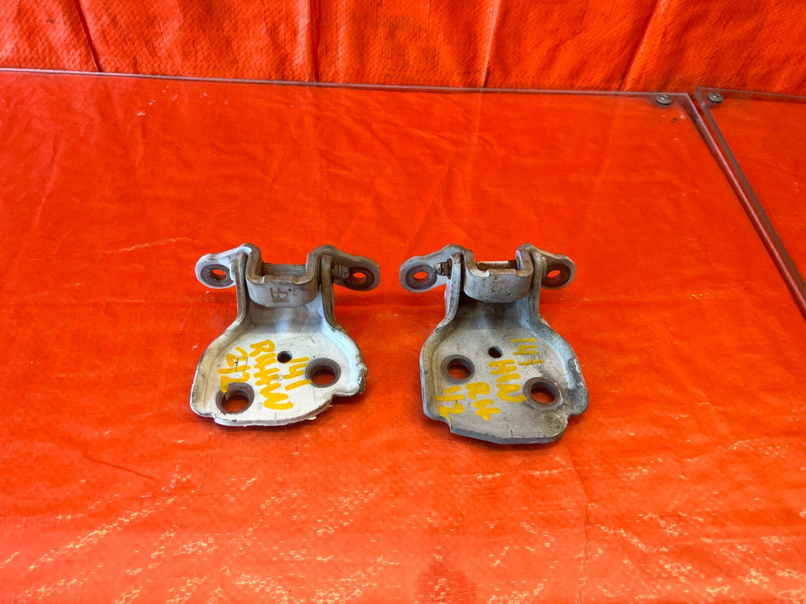 97 01 HONDA PRELUDE   DOOR HINGE SET HINGES   UPPER & LOWER   RIGHT SIDE OEM 1410