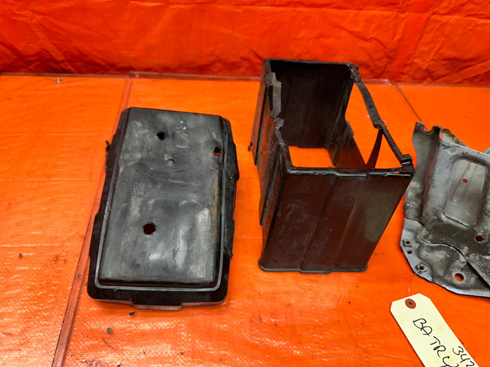 04-08 ACURA TSX 4D 2.4L K24A2 PLASTIC BATTERY TRAY HOLDER BASE MOUNT OEM #34216