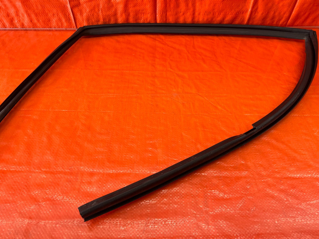 96 00 HONDA CIVIC   SEDAN   PASSENGER RIGHT REAR DOOR WINDOW RUN CHANNEL   1624