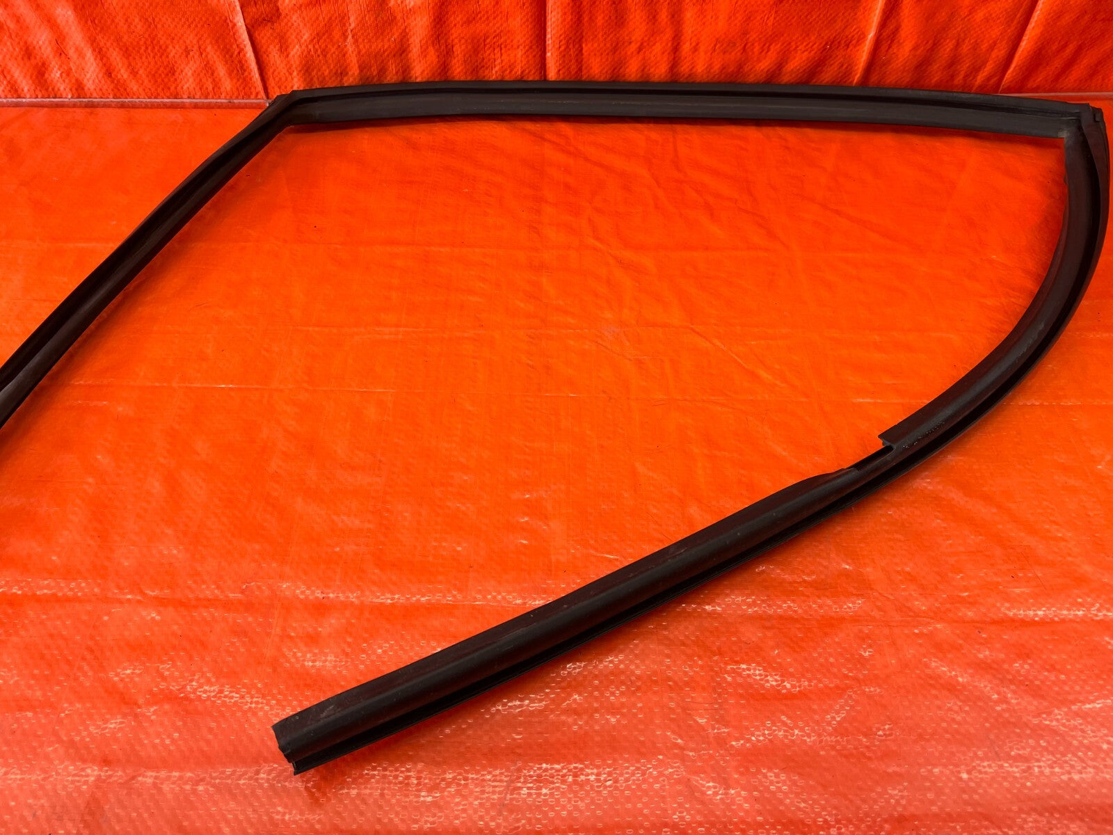 96 00 HONDA CIVIC   SEDAN   PASSENGER RIGHT REAR DOOR WINDOW RUN CHANNEL   1624
