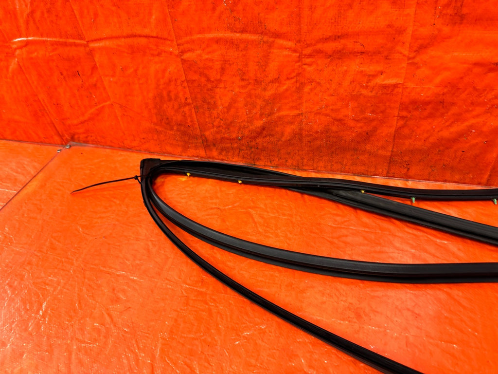 09 14 ACURA TSX   PASSENGER RIGHT FRONT   WEATHER STRIP TRIM RUN CHANNEL OEM 3218