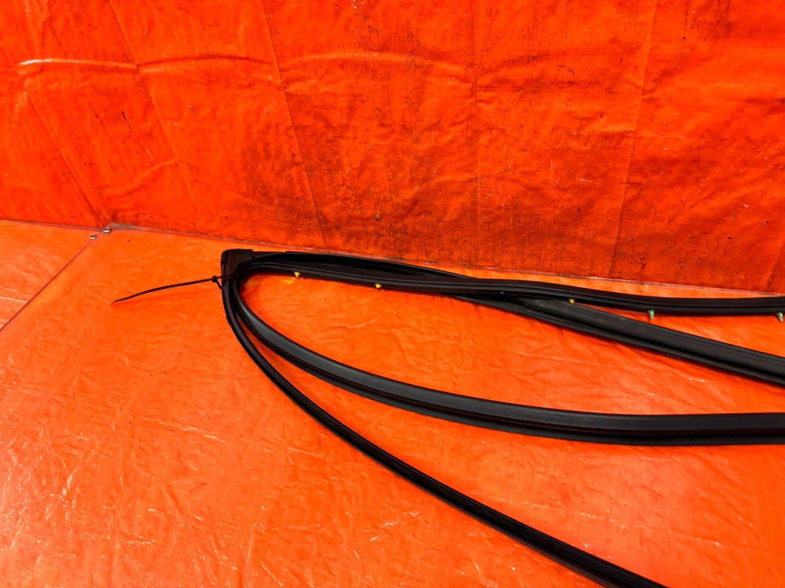 09 14 ACURA TSX   PASSENGER RIGHT FRONT   WEATHER STRIP TRIM RUN CHANNEL OEM 3218