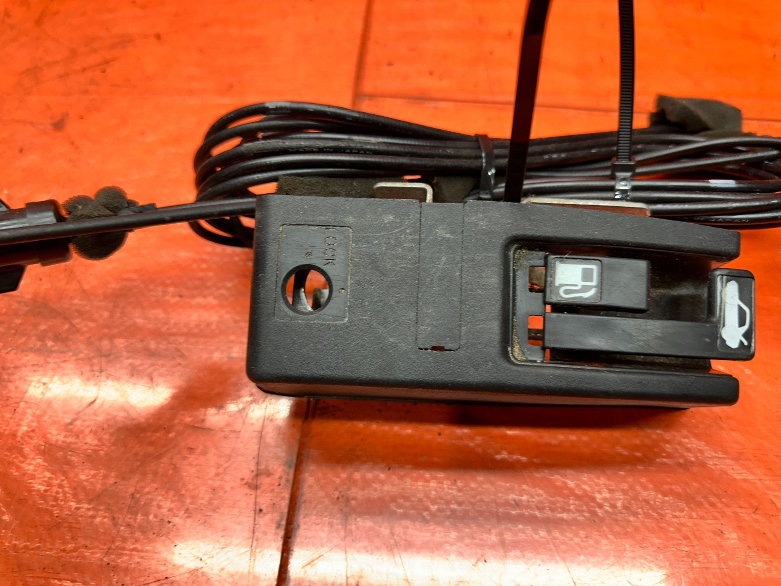 97 01 HONDA PRELUDE 2.2L GAS TRUNK FUEL DOOR PULL RELEASE CABLE LEVER OEM #33611