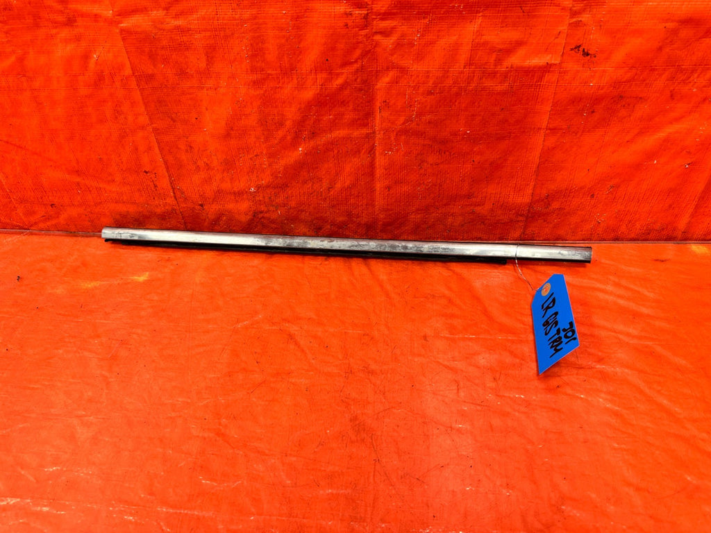 97 01 HONDA CR V CRV   DRIVER LEFT REAR EXTERIOR WINDOW GLASS TRIM   OEM 3010