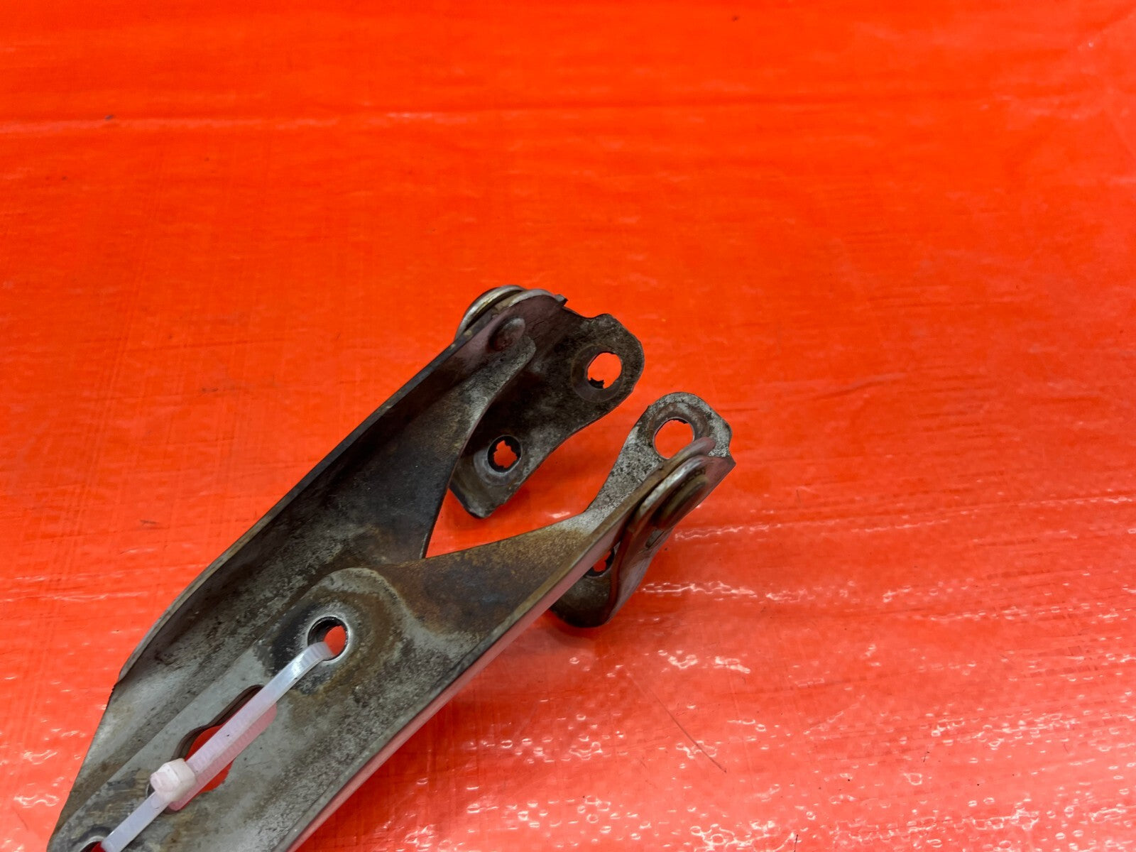 94 01 ACURA INTEGRA   HOOD HINGE SET   LEFT AND RIGHT SILVER COLOR   OEM OE 1785
