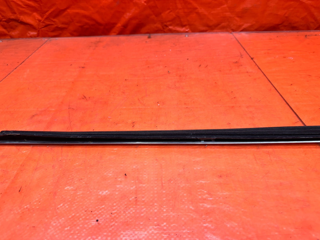 92 96 HONDA PRELUDE LEFT DRIVER DOOR GLASS TRIM OEM #33211