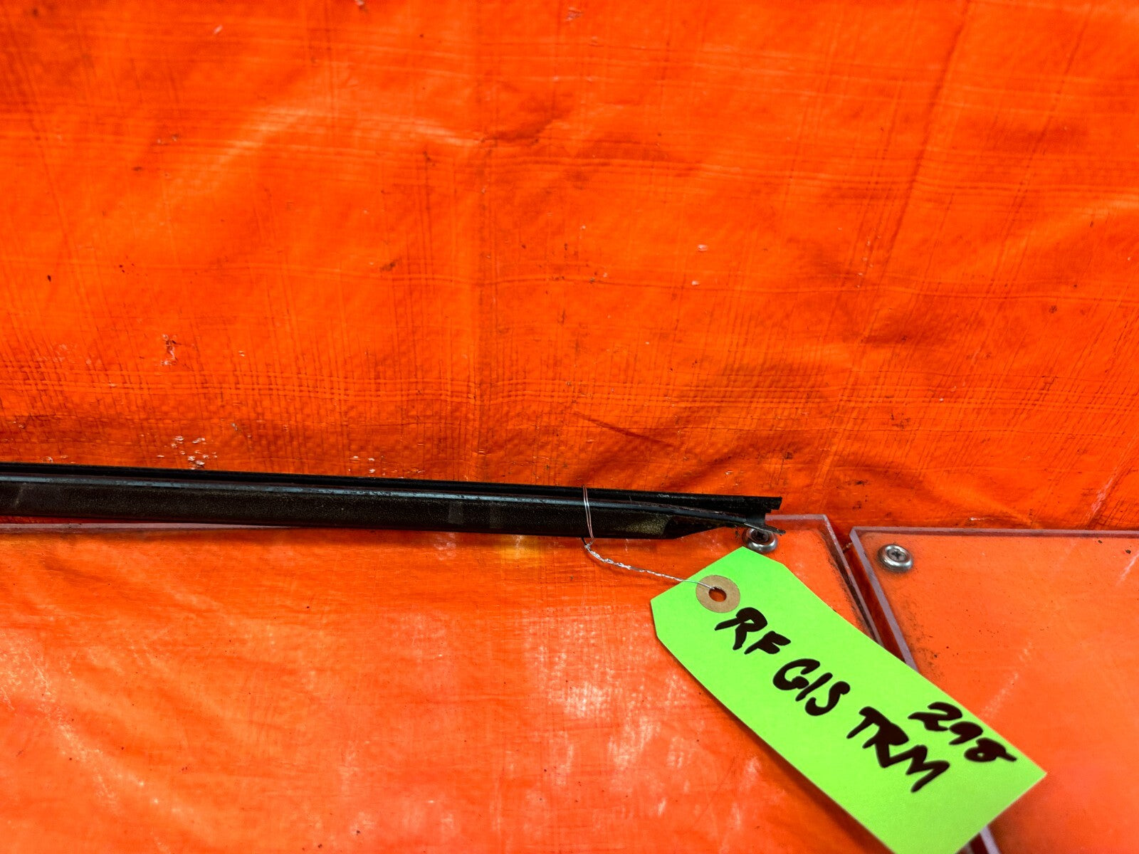 03 07 INFINITI G35 COUPE   PASSENGER RIGHT EXTERIOR WINDOW GLASS TRIM   OEM 2987