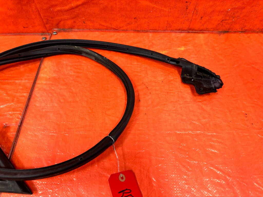 10 16 HYUNDAI GENESIS COUPE RIGHT LOWER DOOR WEATHER STRIP RUBBER SEAL 3022