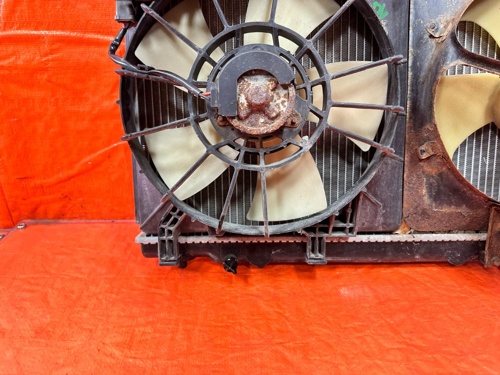 02 05 HONDA CIVIC SI EP3   RADIATOR W/ BOTH COOLING FANS & OVERFLOW TANK OEM 3063