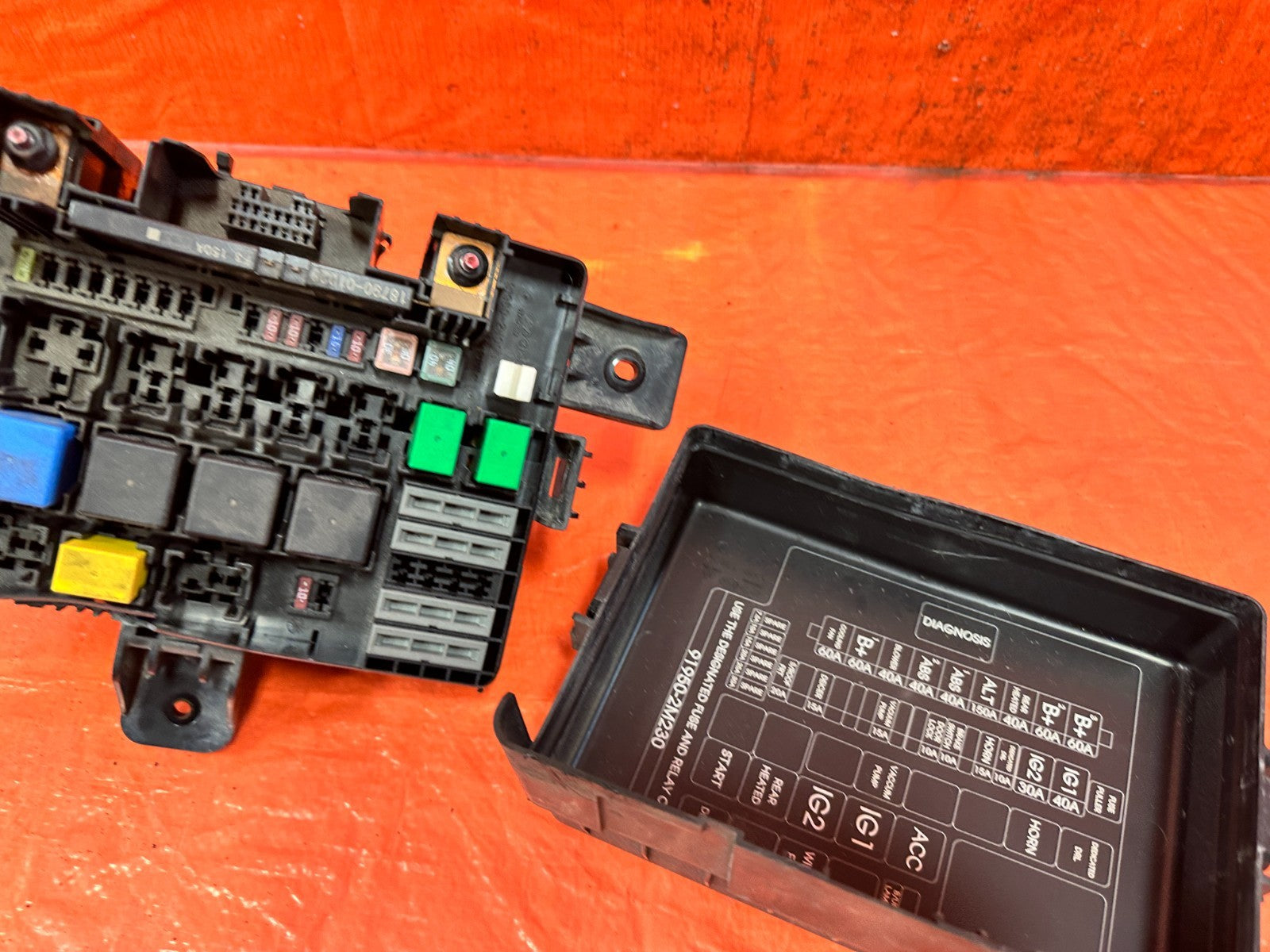 13 16 HYUNDAI GENESIS COUPE   EXTERIOR ENGINE BAY FUSE BOX   OEM 3182