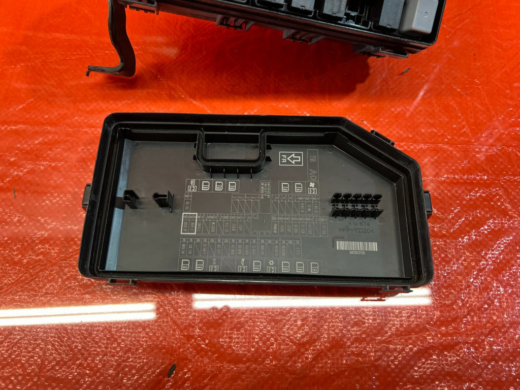 2013 13 HONDA CIVIC SI COUPE   EXTERIOR ENGINE BAY UNDER HOOD FUSE BOX PANEL OEM3