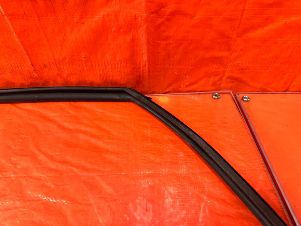 08 14 SUBARU IMPREZA WRX WAGON   PASSENGER RIGHT FRONT WINDOW GLASS RUN CHANNEL11