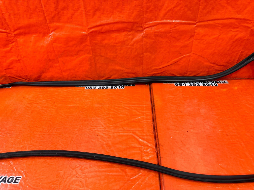 02 05 HONDA CIVIC SI EP3 HATCH   RIGHT   DOOR WEATHER STRIP TRIM SEAL GASKET 2586