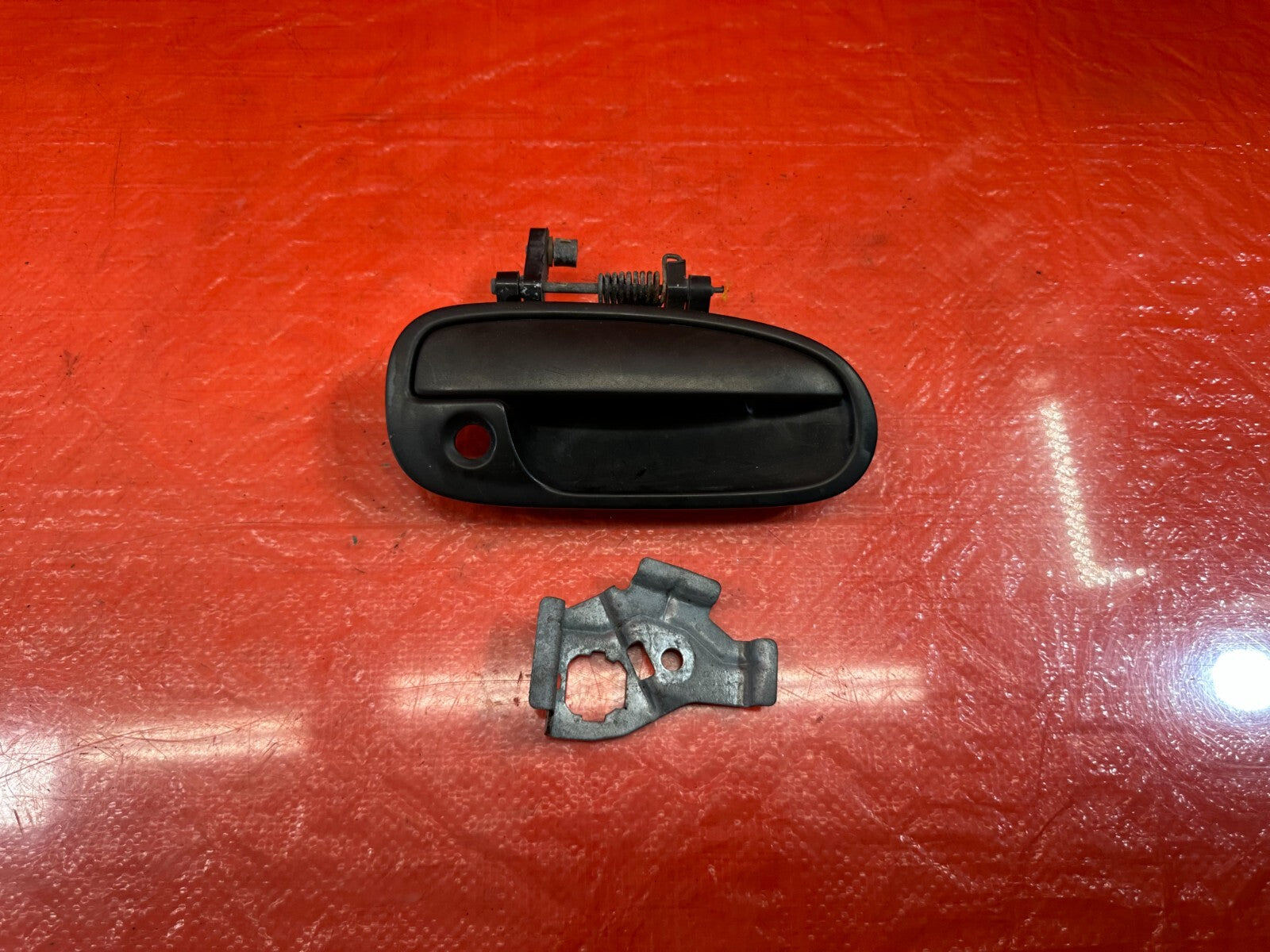 96 00 HONDA CIVIC   PASSENGER RIGHT EXTERIOR DOOR HANDLE   W/ BRACKET   OEM #2019