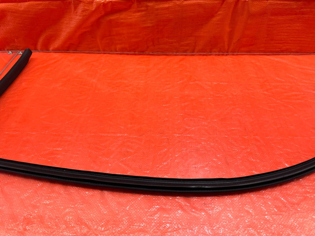 02 05 HONDA CIVIC SI EP3   CHASSIS TO DOOR OPEN TRIM WEATHER STRIP RIGHT OEM 21316