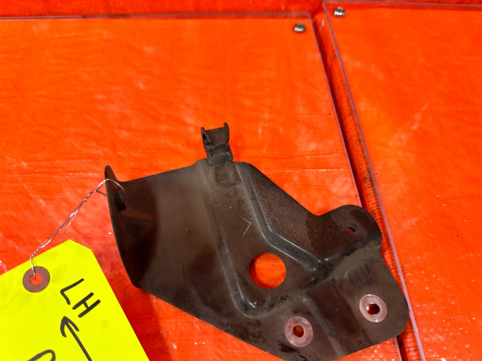 90 93 MAZDA MX 5 MIATA   LEFT RADIATOR SUPPORT IMPACT COVER BRACKET OEM #2675