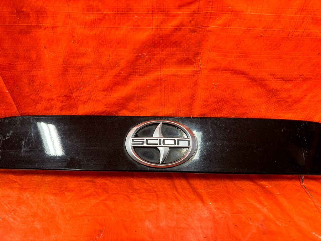 13 16 SCION FRS   REAR CENTER   TRUNK INSERT WITH SCION BADGE INSIGNIA OEM 2932