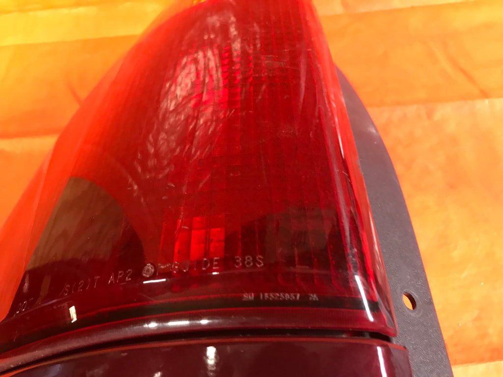 OEM 2006 06 GENERAL MOTORS GMC ENVOY DRIVER LEFT TAIL LIGHT LAMP 15070903 3