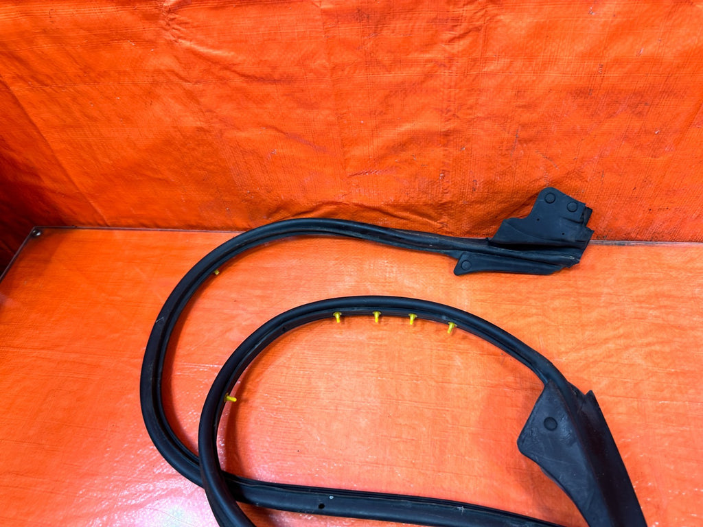 10 16 HYUNDAI GENESIS COUPE RIGHT LOWER DOOR WEATHER STRIP RUBBER SEAL 3266
