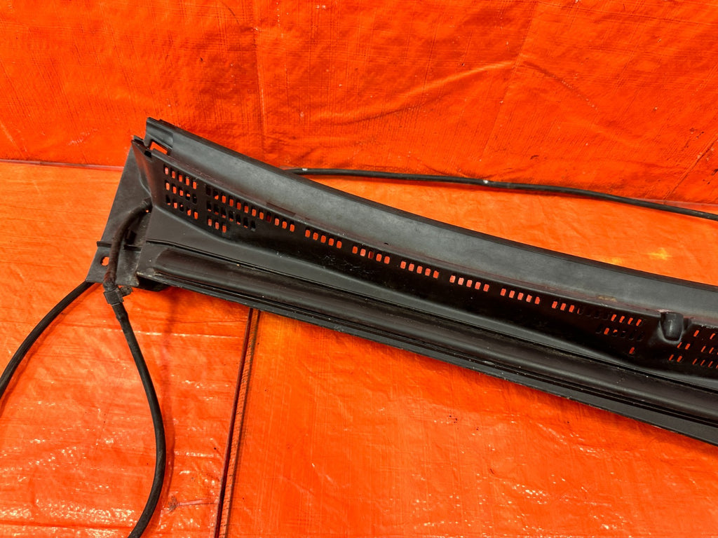 10 12 HYUNDAI GENESIS 2D COUPE   WINDSHIELD WIPER COWL   86150 2M000   OEM #2996