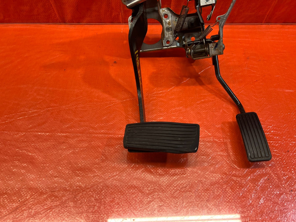 94 01 ACURA INTEGRA   AUTOMATIC TRANSMISSION MODEL   GAS AND BRAKE PEDAL OEM 1486